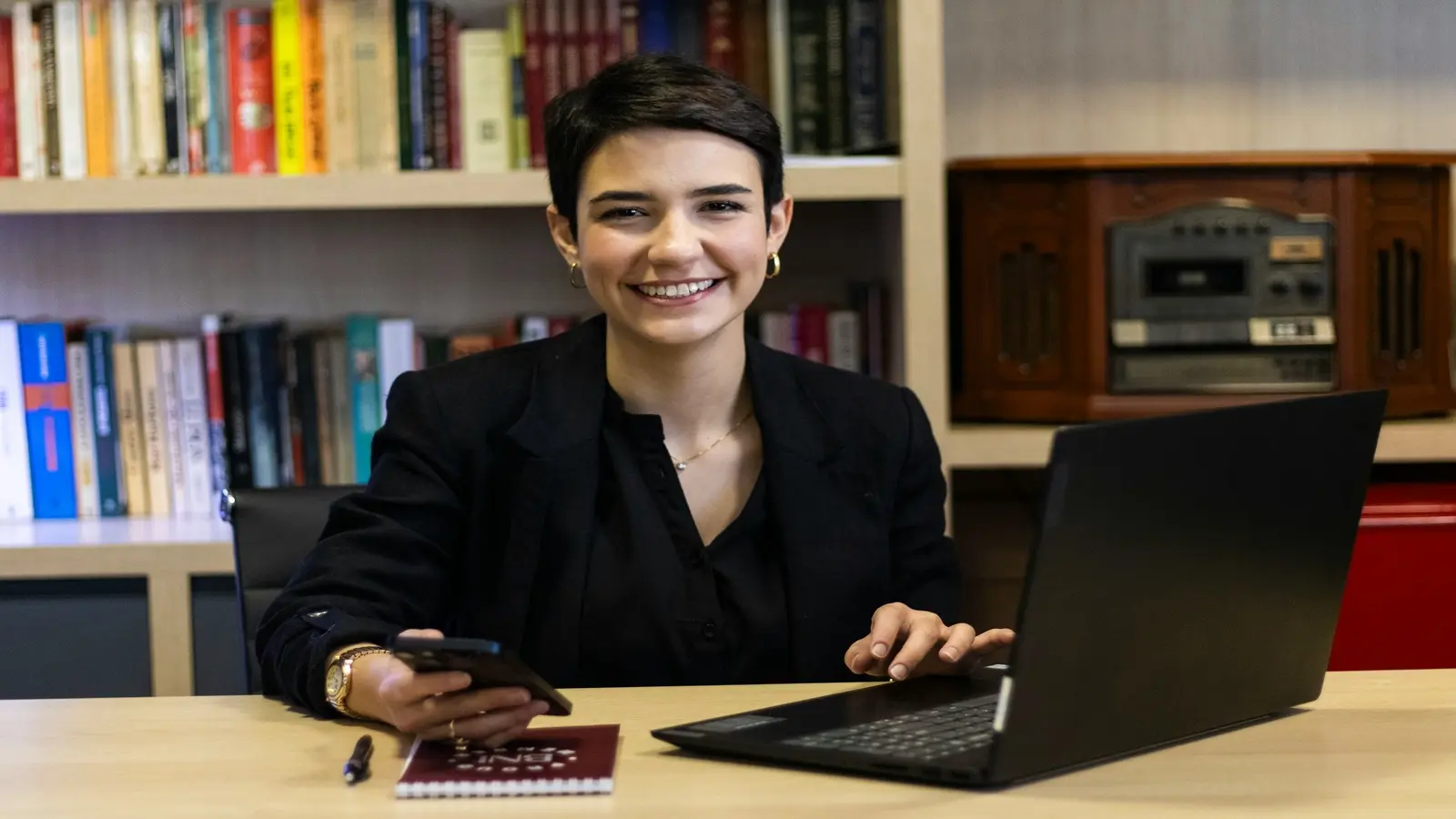 Couple using a laptop and credit card to redeem Chase Sapphire Preferred points for bookings